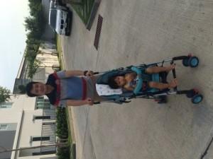 พ่อเข็นรถพาลูกเที่ยว
