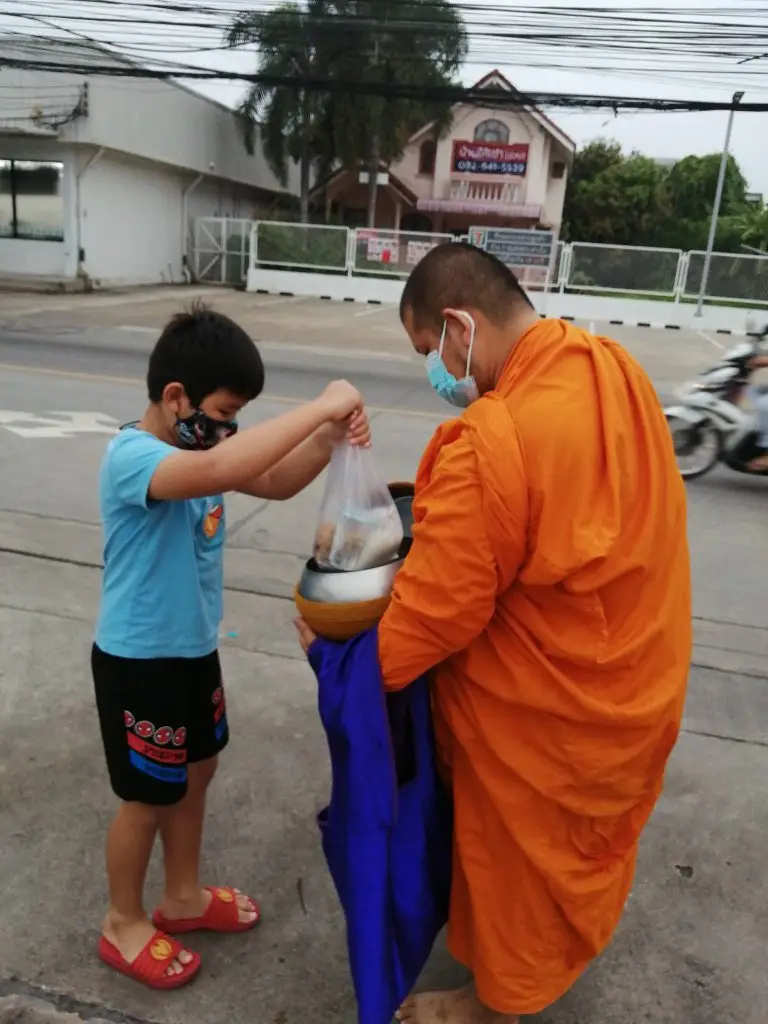 เด็กใส่บาตรพระ
